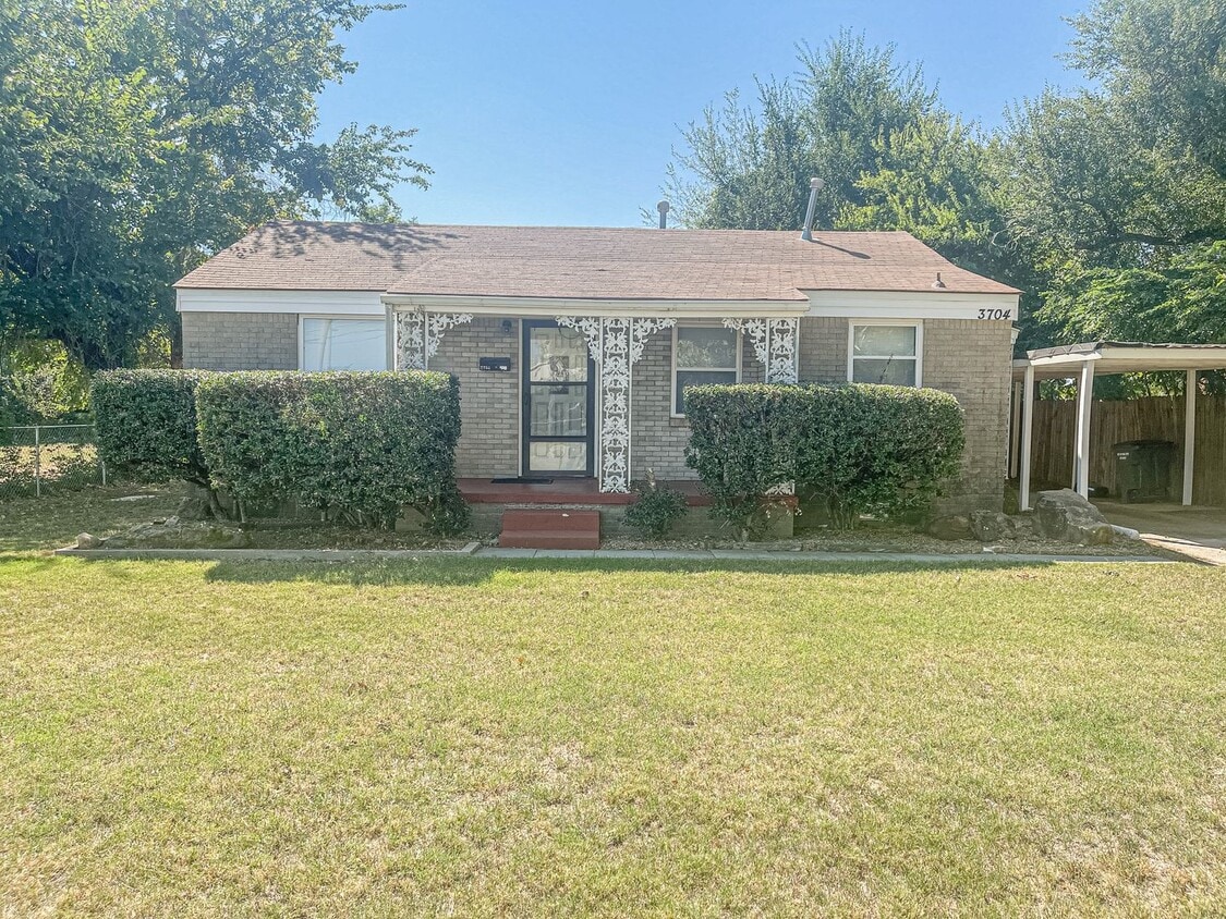Updated 2 Bed Home with Garage, Huge Yard & Storage in Del City - Updated 2 Bed Home with Garage, Huge Yard & Storage in Del City