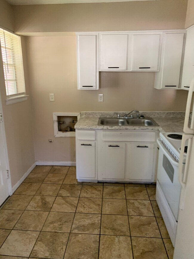 Building Photo - 3045 Carnes Ave