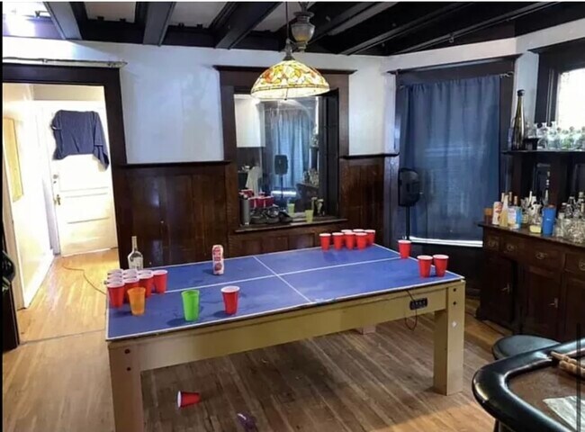 Building Photo - 121 Oak St