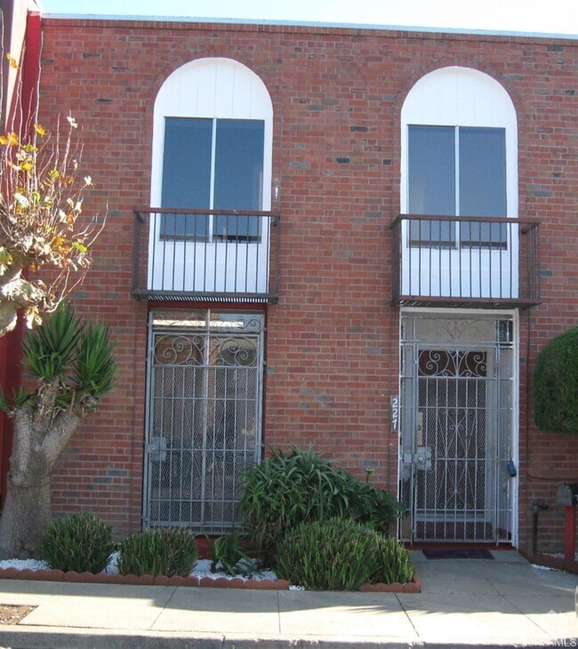 Building Photo - 227 Argonaut Ave
