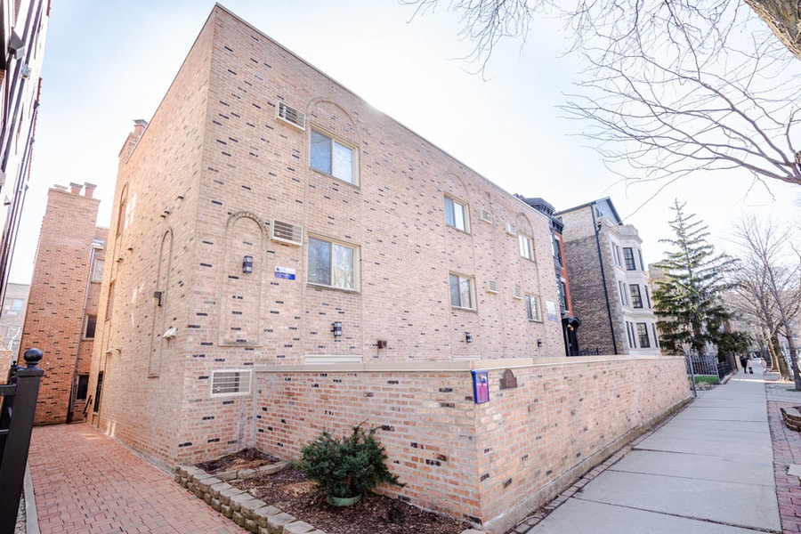 663 W Melrose St Apartments in Chicago, IL