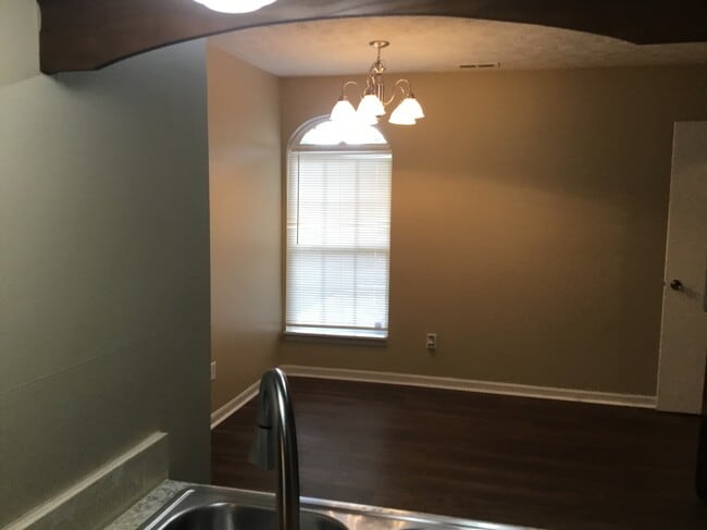 Foto del edificio - 2040 Theodore Dr