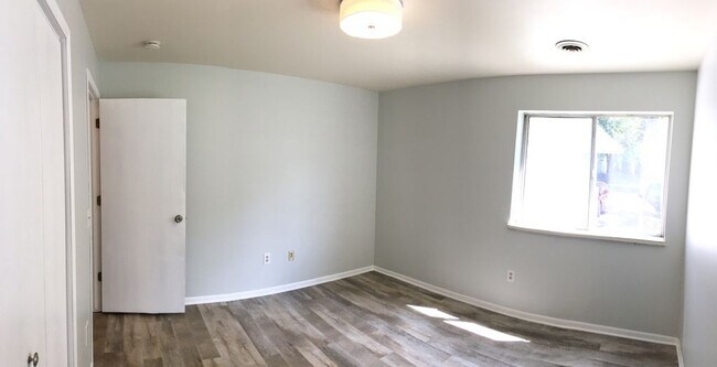 Building Photo - 822 N Thompson Dr