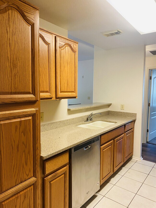 Foto del edificio - 2550 E River Rd