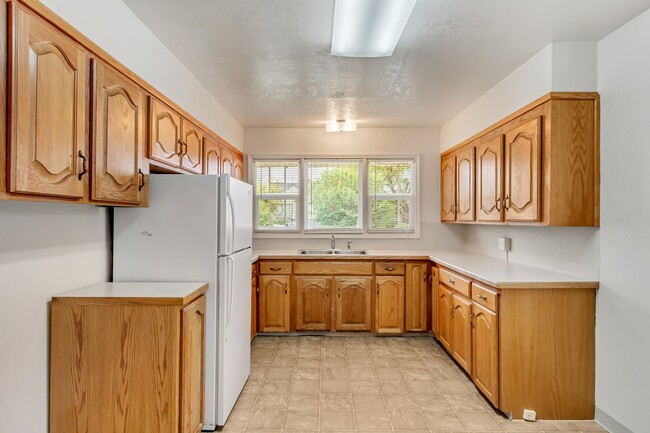 Building Photo - 35 E 600 N
