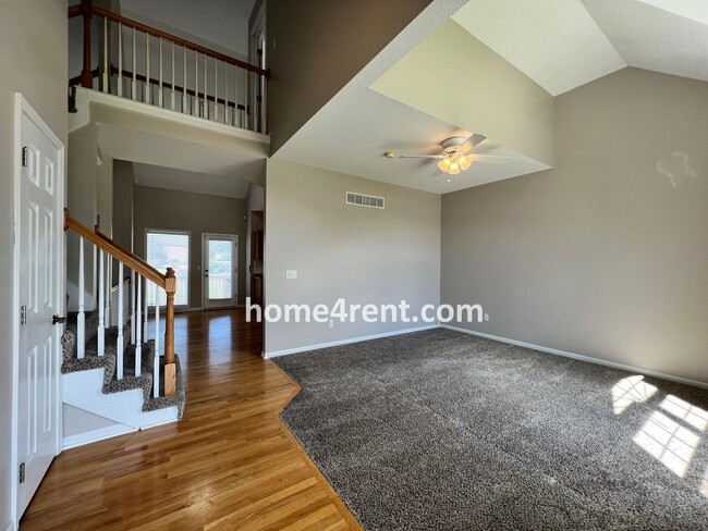 Building Photo - Wonderful Northland Home w/ Hardwood Floors and Plenty of Space!!