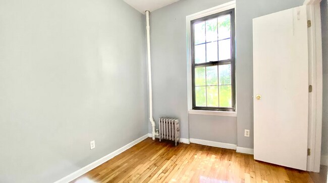 Foto del edificio - 1024 Halsey St