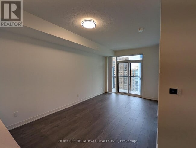 Photo du bâtiment - 4955 Yonge St