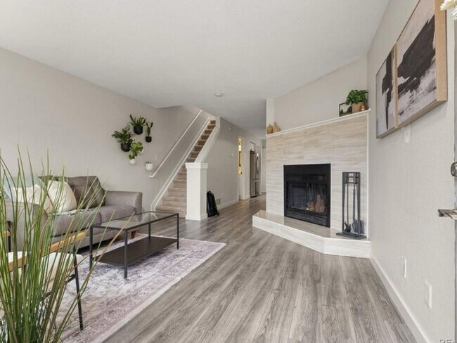 Building Photo - 2 Bedroom 1.5 bath Townhome in Edgewater