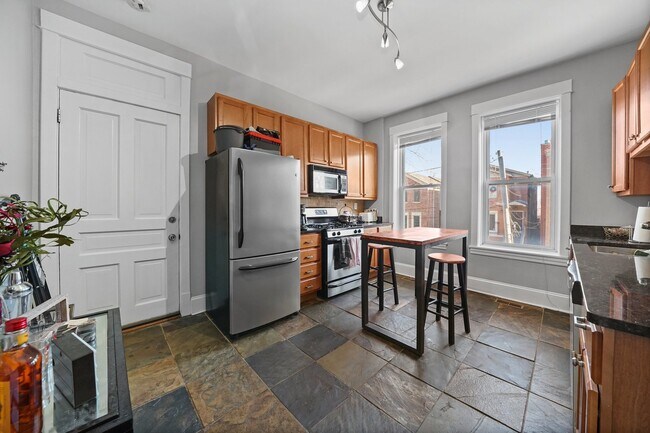 Building Photo - 3004 N Honore St