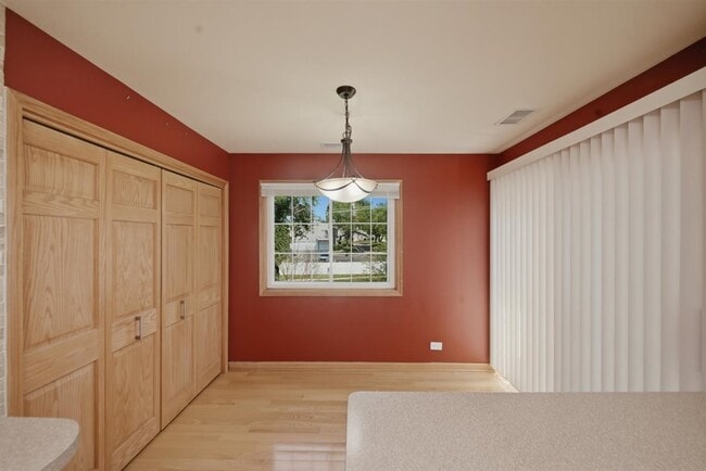 Building Photo - 1671 Grosvenor Cir