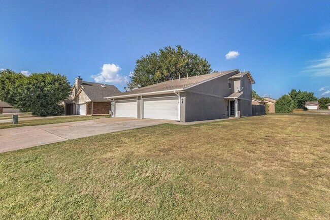 Foto del edificio - Beautiful 2BD/2.5 BTH Home Right off of NW Expressway and Shopping Areas