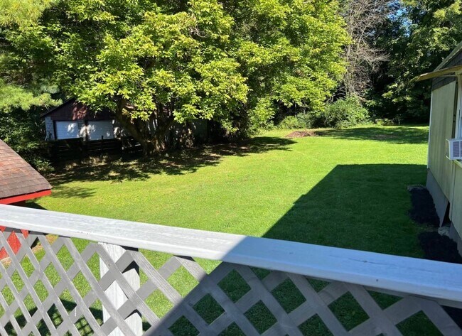 Building Photo - 2 bedroom 2 bath mobile home for rent on half acre!
