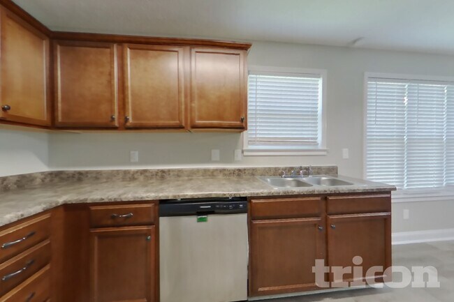 Building Photo - 215 Comet Ct