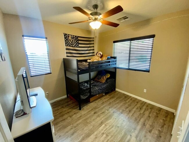 Building Photo - BEAUTIFUL 4 BEDROOM HOME WITH FLEXIBLE FLO...