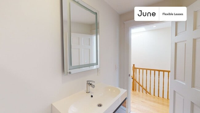 Building Photo - Full bedroom in 6 bed/2 bath Home