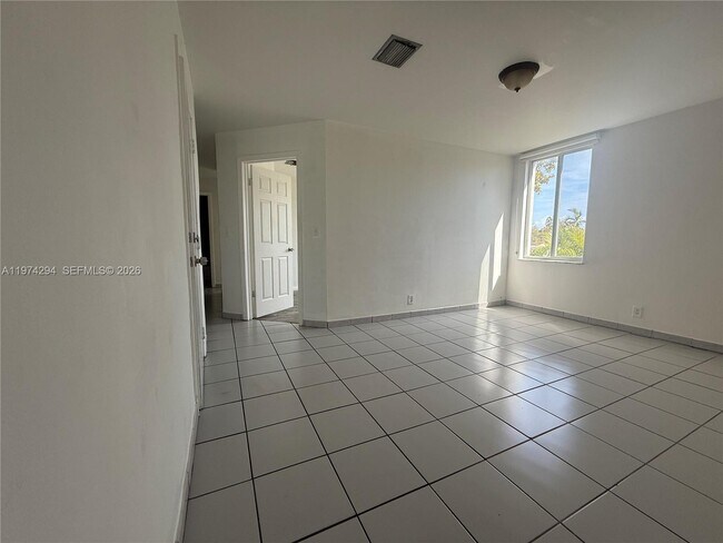 Foto del edificio - 1853 SW 17th St