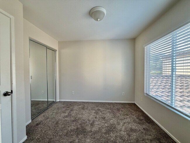 Building Photo - Two Bedroom Suite Townhome and Includes a Garage and Laundry!