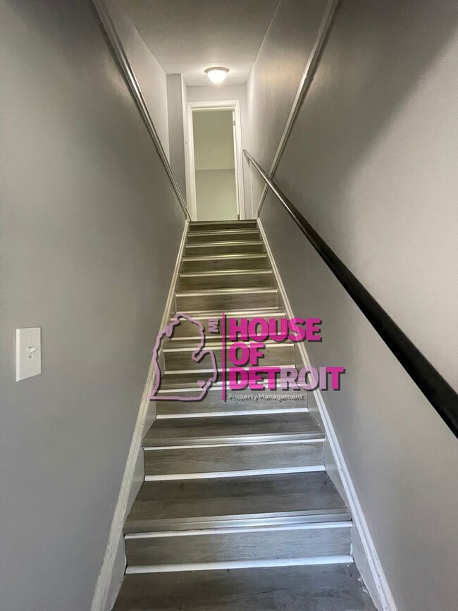 Building Photo - 3 BEDROOM | 2 BATH | FREE PRE SCREEN