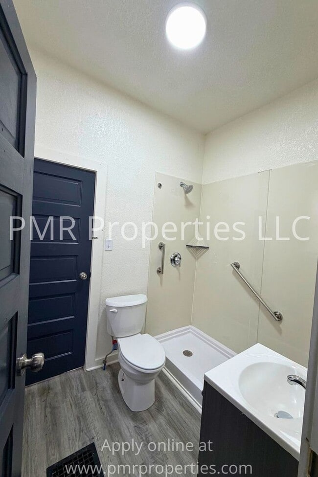 Building Photo - 2 Bedroom/ 1 Bathroom House