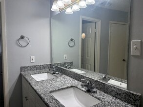 Building Photo - 402 Oak Harbor Dr