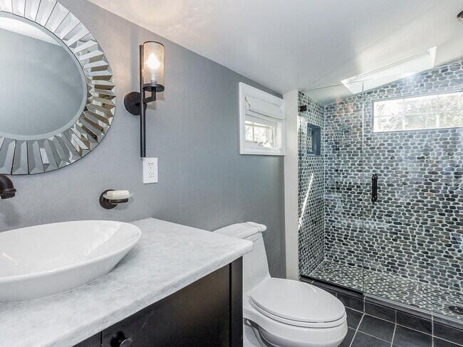 Foto del edificio - 4-Bed Oasis in Old Greenwich - Spacious 1,829 Sq Ft with 2 Full Baths!"