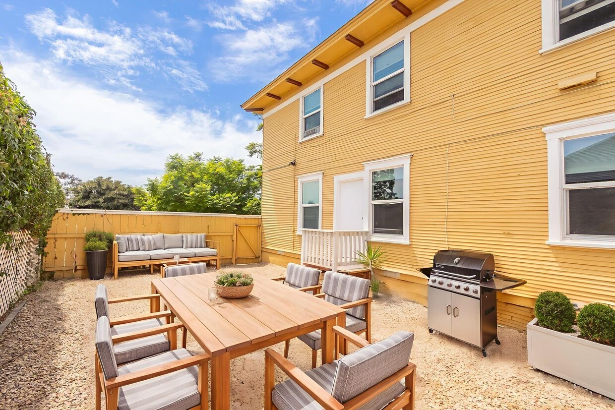 Primary Photo - Charming 1 Bed/1 Bath w/ Large Fenced Yard...