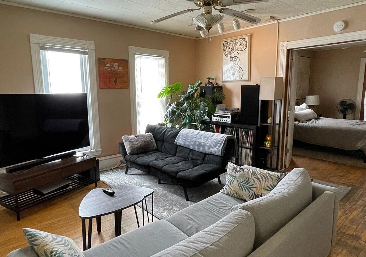 Foto principal - 2411 Monroe St NE
