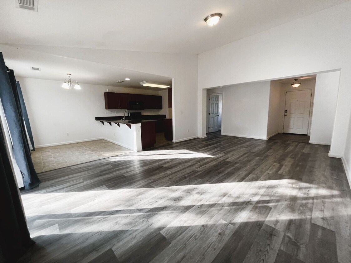 Foto principal - Spacious 4-bedroom home!
