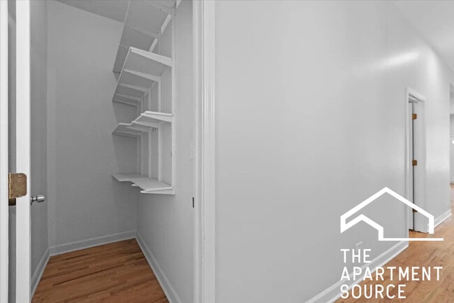 Building Photo - 858 N Paulina St