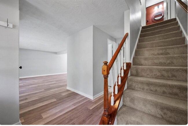 Building Photo - 220 Greencrest Ct NE