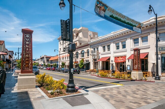 Short walk to Burlingame Avenue shops and restaurants - 737 Lexington Way
