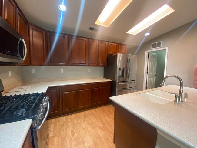 Building Photo - In Hanford-4 Br 2.5 Ba Available Now