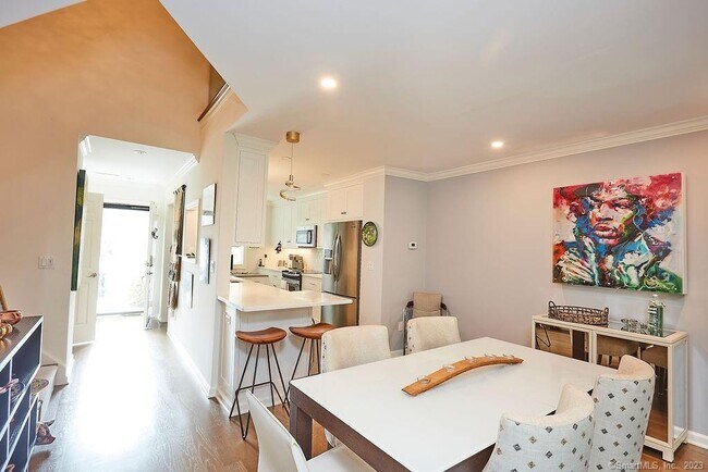 Foto del edificio - 44 Strathmore Ln
