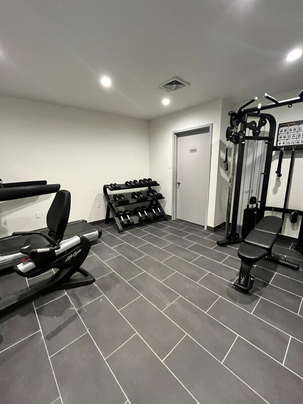 Foto del edificio - 221 W 242nd St