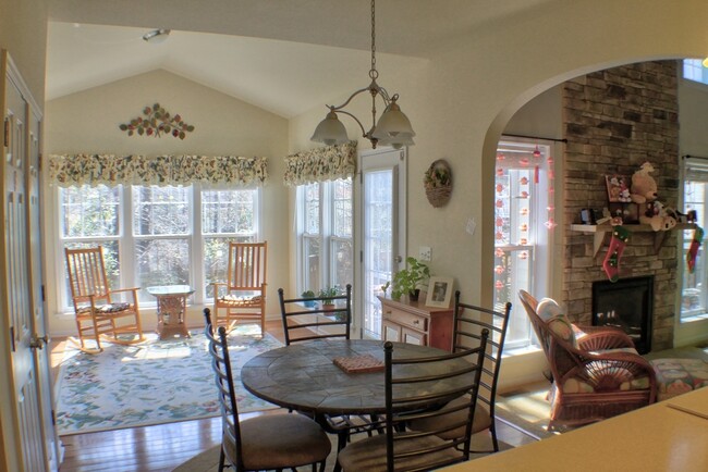Building Photo - Spacious and sunny 4 bedroom with bonus ro...