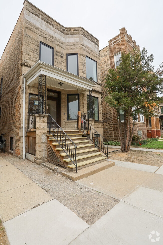 Building Photo - 2230 W Wilson Ave