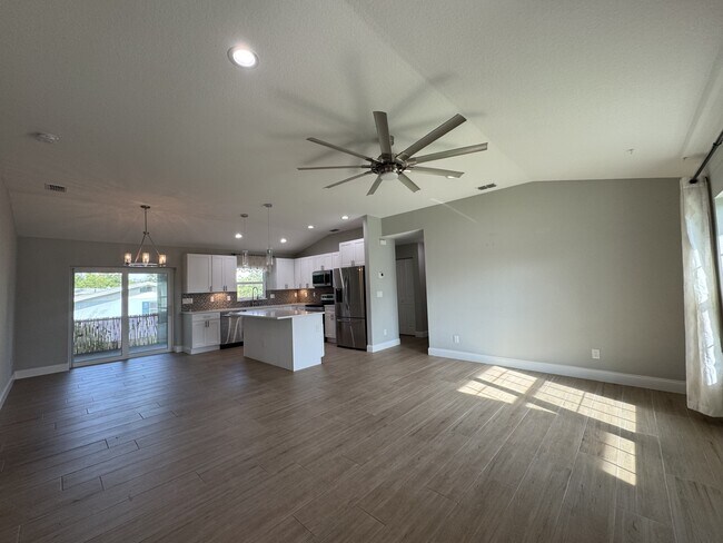 Building Photo - 4310 Zenith Rd