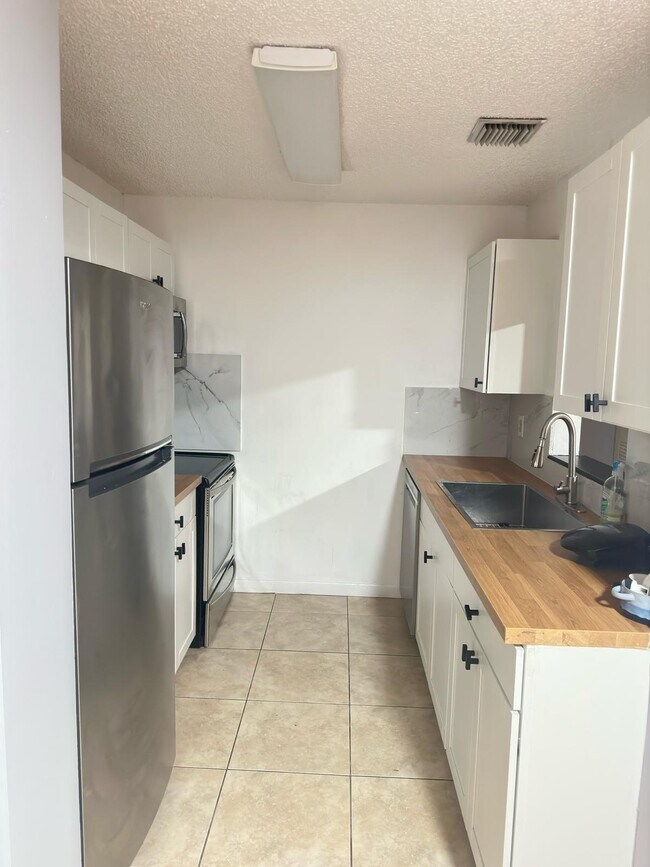 Foto del edificio - 10625 NW 45th St