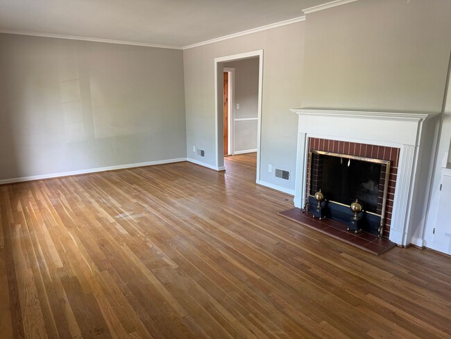 Building Photo - 3 Bedroom 2 Bathroom Single Family Home in...