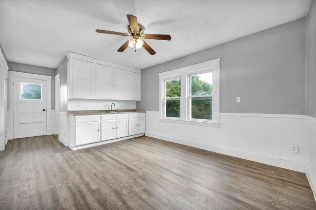Building Photo - Newly renovated 2 bedroom HALF OFF MAY RENT