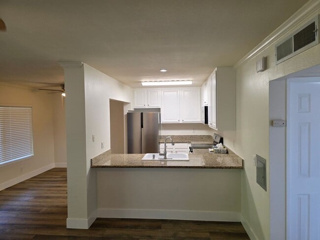 Building Photo - Newly renovated with new appliances 3 bedr...