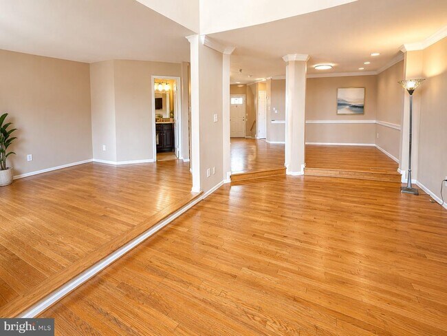 Building Photo - 10952 Bloomingdale Dr