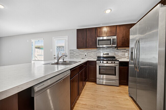 Foto del edificio - 7811 Sundrop Hl Trl