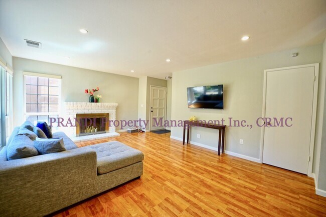 Building Photo - "Charming 2-Bed Condo with Spacious Layout...