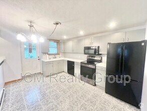 Building Photo - 120 Savage St