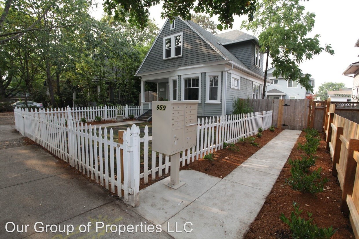 Primary Photo - 959 W 8th Ave