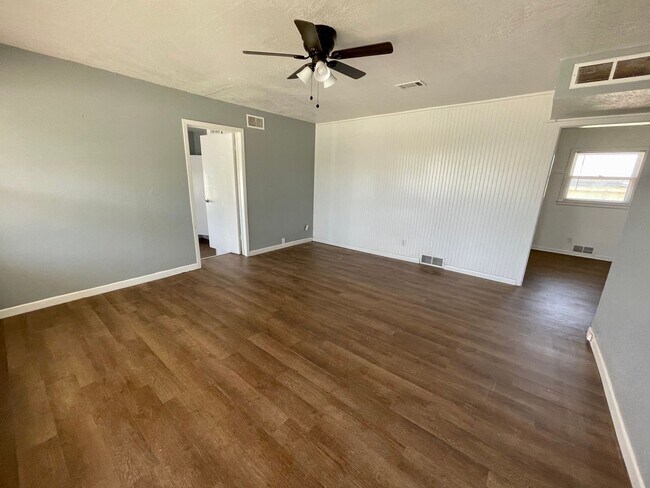 Foto del edificio - 4 bed 2 bath now available