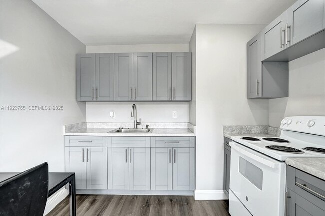 Building Photo - 3633 SW 12th Ct