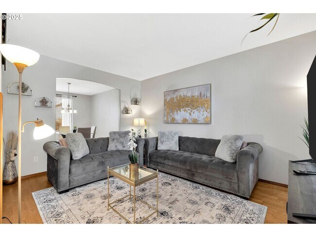 Foto del edificio - Spacious 3-Bedroom Home with Vaulted Ceili...